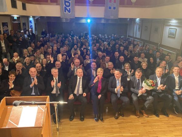 Senjani i Senjkinje u prepunoj dvorani dočekali predsjednicu Kolindu Grabar Kitarović! Senjani i Senjkinje u prepunoj dvorani dočekali predsjednicu Kolindu Grabar Kitarović!