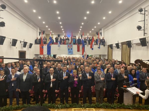 Otočac u prepunoj velikoj dvorani GPOU pozdravio aktualnu i buduću predsjednicu! Otočac u prepunoj velikoj dvorani GPOU pozdravio aktualnu i buduću predsjednicu!