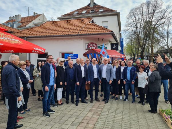 HDZ Otočca na tržnici organizirao druženje s građanima HDZ Otočca na tržnici organizirao druženje s građanima