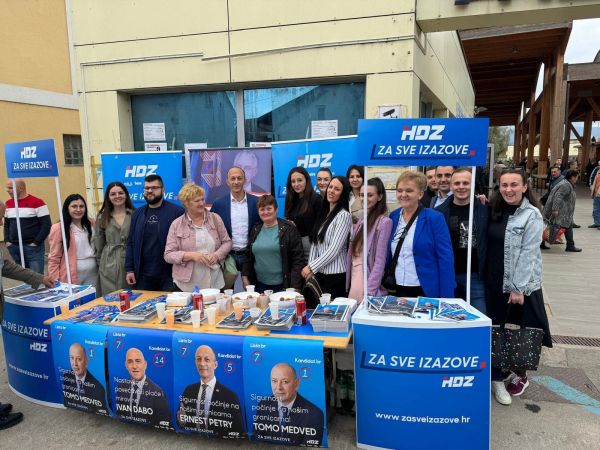 Uoči predstojećih izbora HDZ na gospićkoj placi organizirao druženje s građanima Uoči predstojećih izbora HDZ na gospićkoj placi organizirao druženje s građanima