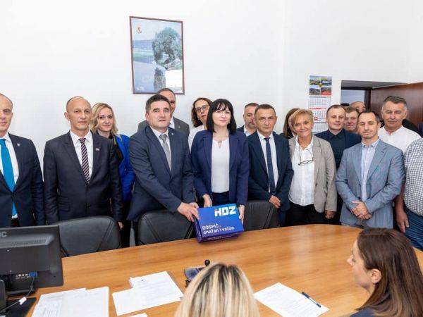Kandidati HDZ-a Joso Vrkljan i Kristina Prša predali kandidaturu Kandidati HDZ-a Joso Vrkljan i Kristina Prša predali kandidaturu
