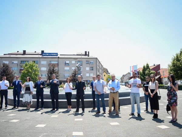 Andrej Plenković s kandidatima HDZ-a za IX. izbornu jedinicu posjetio Gospić Andrej Plenković s kandidatima HDZ-a za IX. izbornu jedinicu posjetio Gospić