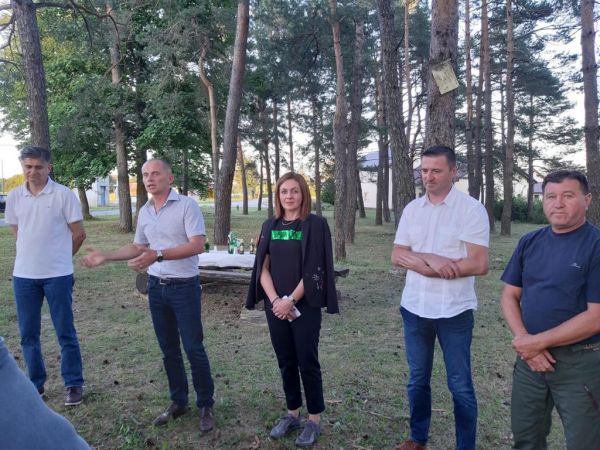 Anita Pocrnić-Radošević s građanima u Bilaju i Smiljanu Anita Pocrnić-Radošević s građanima u Bilaju i Smiljanu