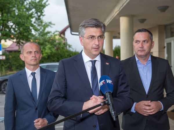 Premijer Plenković u Gospiću:“U mandatu ove Vlade za projekte u ovoj županiji izdvojeno 1,2 milijarde kuna“! Premijer Plenković u Gospiću:“U mandatu ove Vlade za projekte u ovoj županiji izdvojeno 1,2 milijarde kuna“!