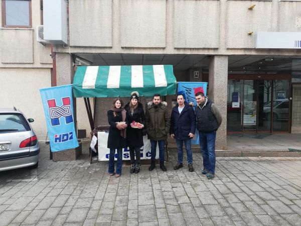 Mladež HDZ-a u Gospiću na sv.Nikolu darivala sugrađane Mladež HDZ-a u Gospiću na sv.Nikolu darivala sugrađane