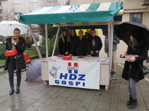 Mladež HDZ-a Gospić dariva građane povodom blagdana svetoga Nikole Mladež HDZ-a Gospić dariva građane povodom blagdana svetoga Nikole